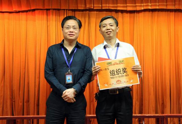 調(diào)整大小 9、任建設副院長給機電工程系頒發(fā)組織獎.jpg