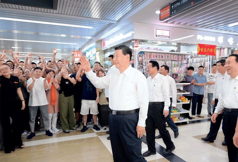 2023年9月20日至21日，中共中央總書記、國家主席、中央軍委主席習近平在浙江考察。這是20日上午，習近平在義烏國際商貿城考察時，同商戶親切交流。 新華社記者 李學仁/攝