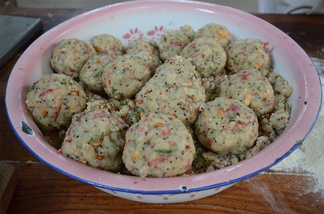 月饼制作全攻略，详细配料与制作方法  月饼的制作方法和配料